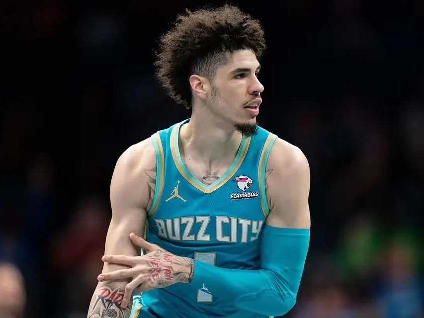 黄蜂客场击败马刺，赢得关键一战