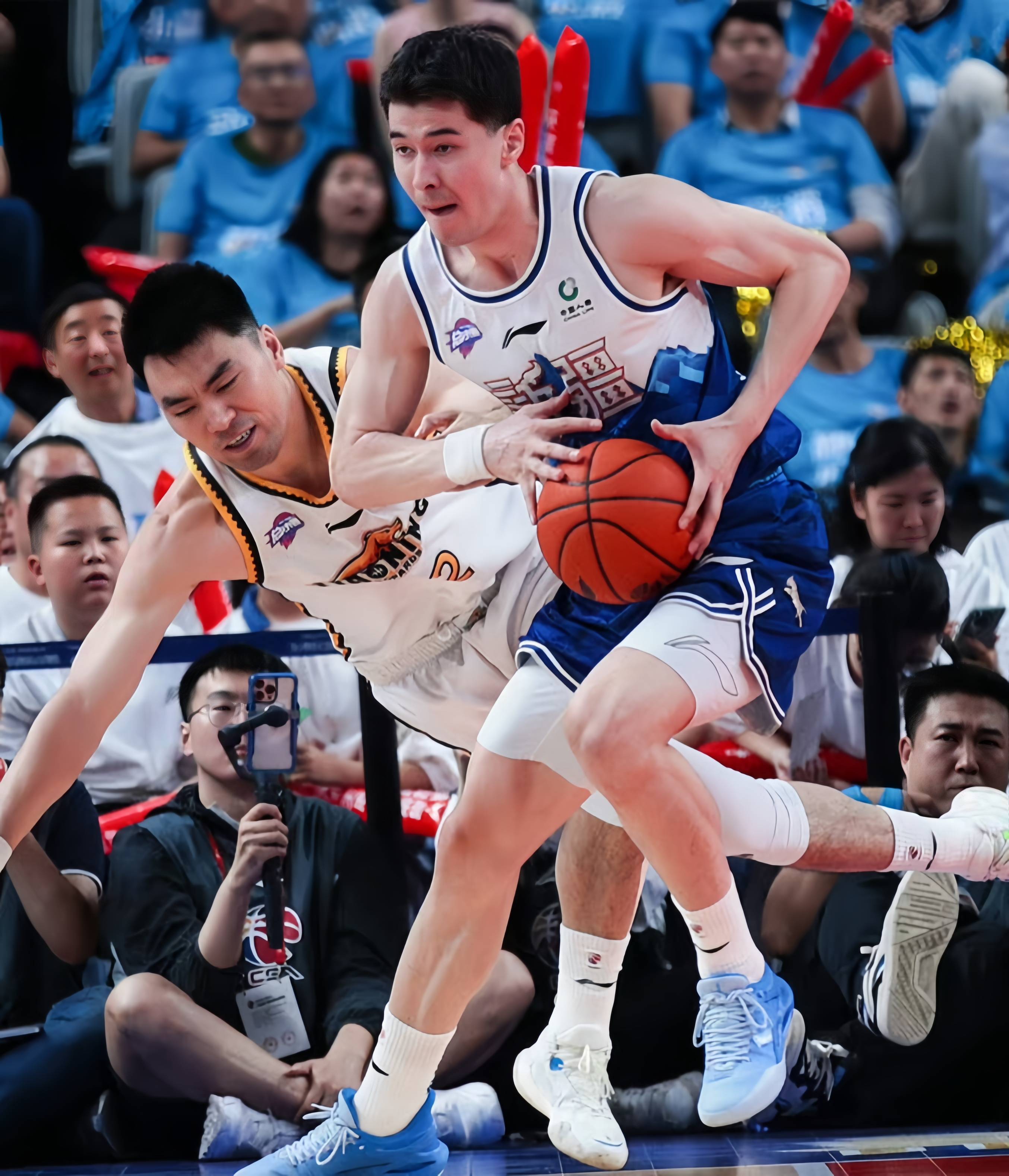 篮球俱乐部引援明星球员，备战争霸赛季的简单介绍