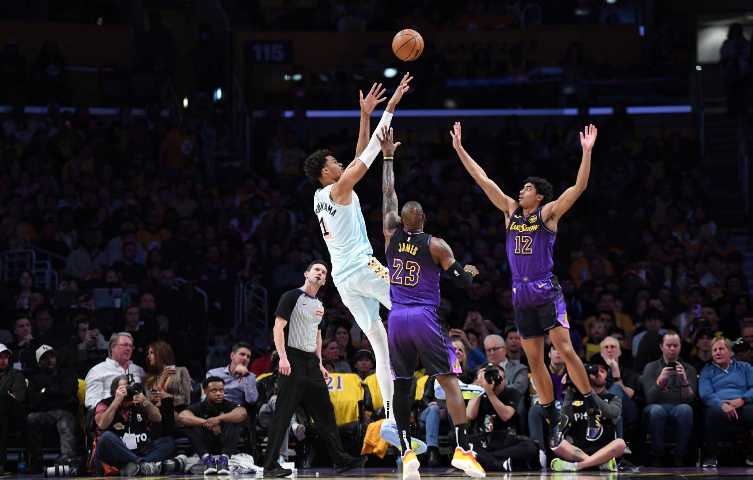 爱游戏官方入口-湖人表现出色，迎战艰苦路程的简单介绍