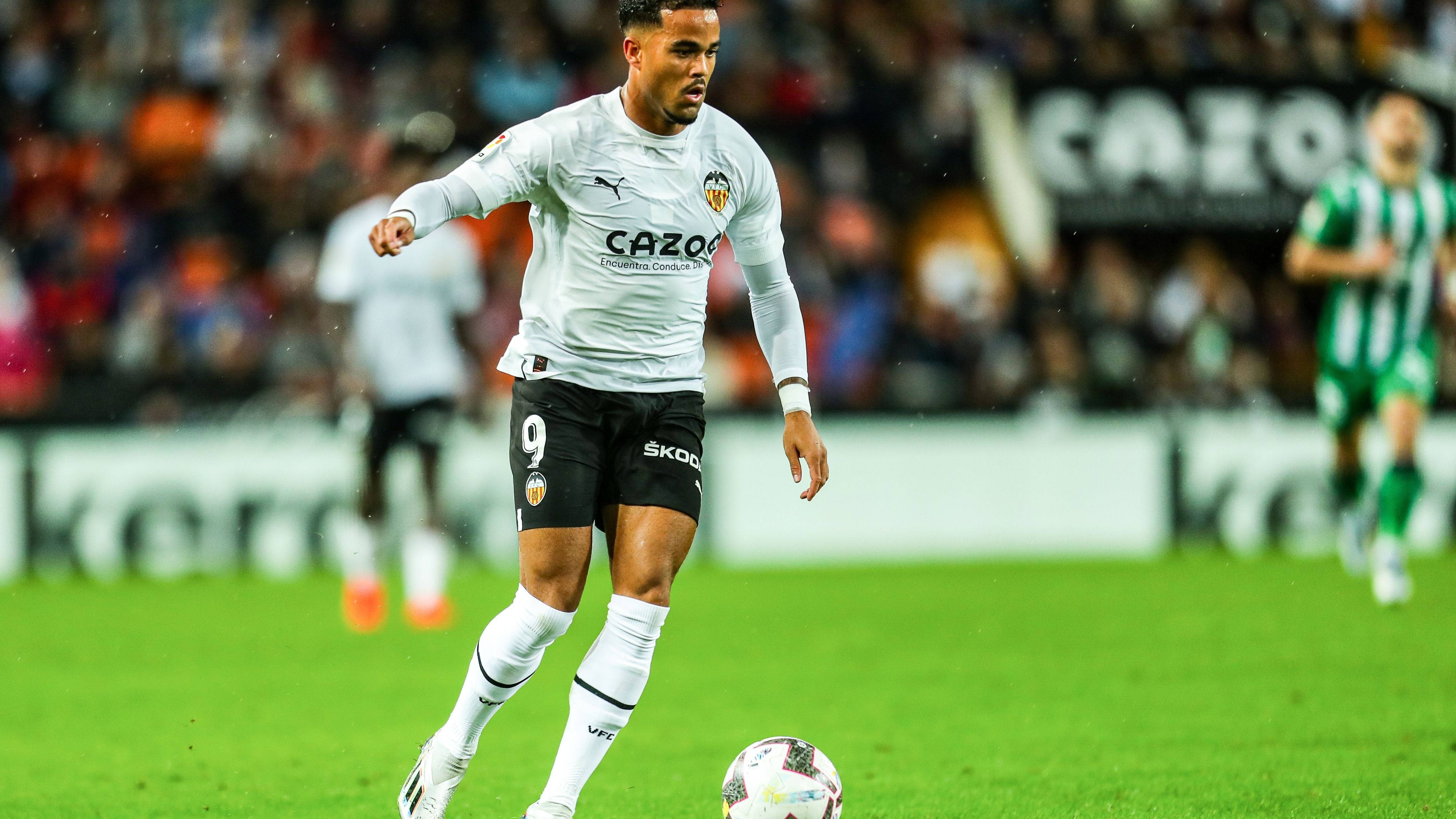 包含瓦伦西亚客场苦战，险胜对手表现稳定可期的词条