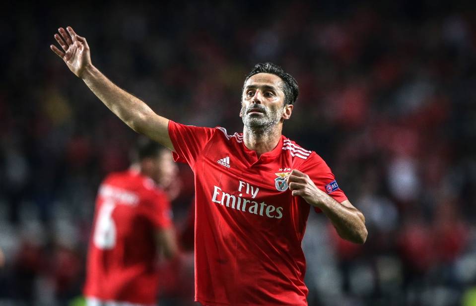 爱游戏官网-拜仁慕尼黑中场球员传控精准