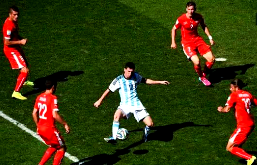 瑞士队在比赛场上展现出出色的防守表现