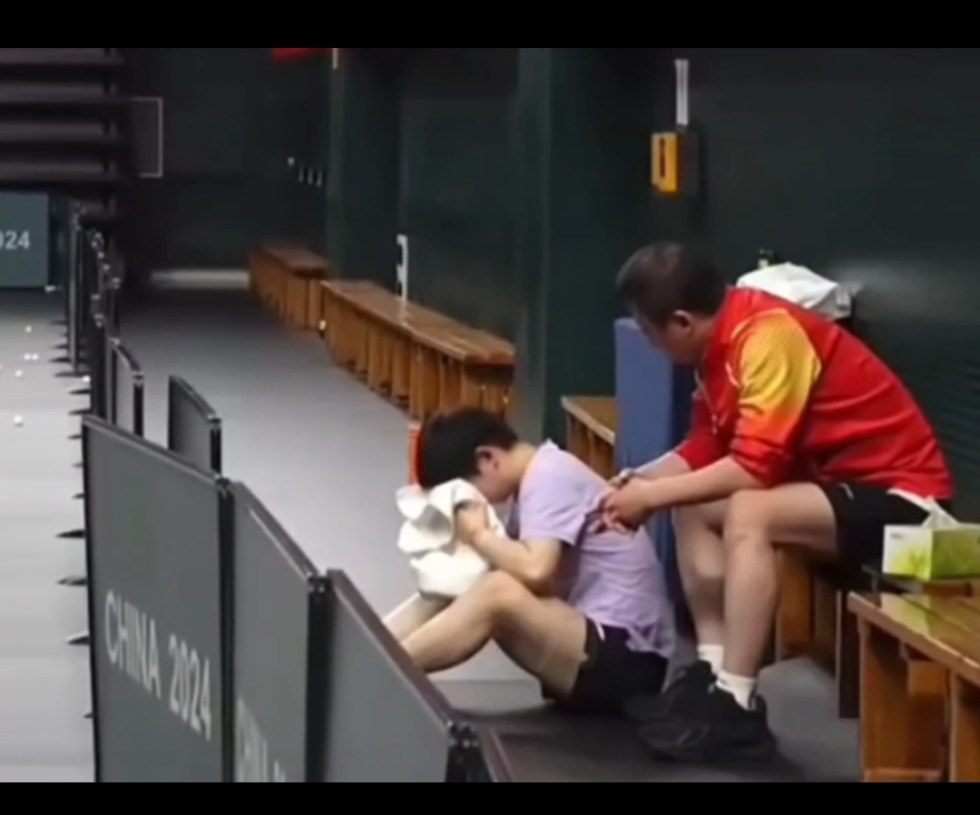 爱游戏app-动人瞬间！球场上感人一幕，赞叹无限的简单介绍