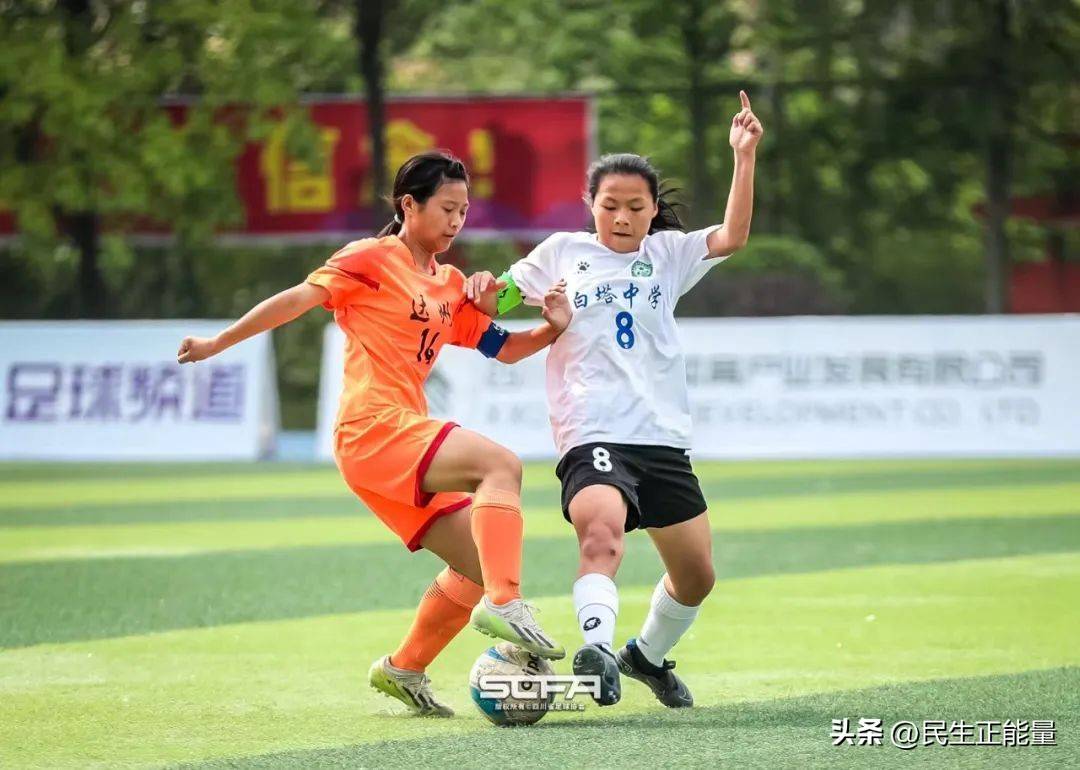 -女足球员在赛场上彰显技艺和实力