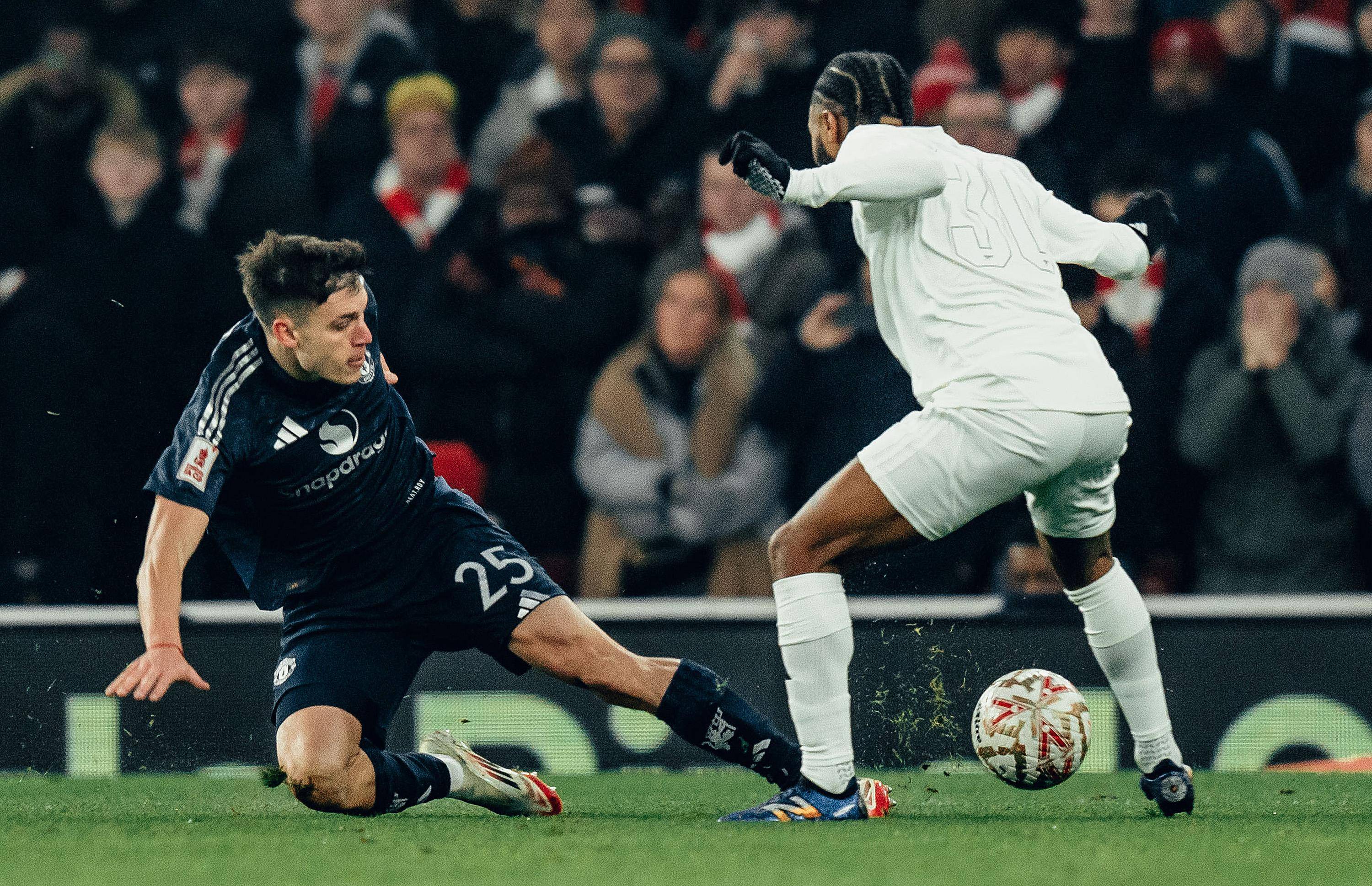 爱游戏在线-包含曼联队取得惊人胜利，球队士气高昂的词条