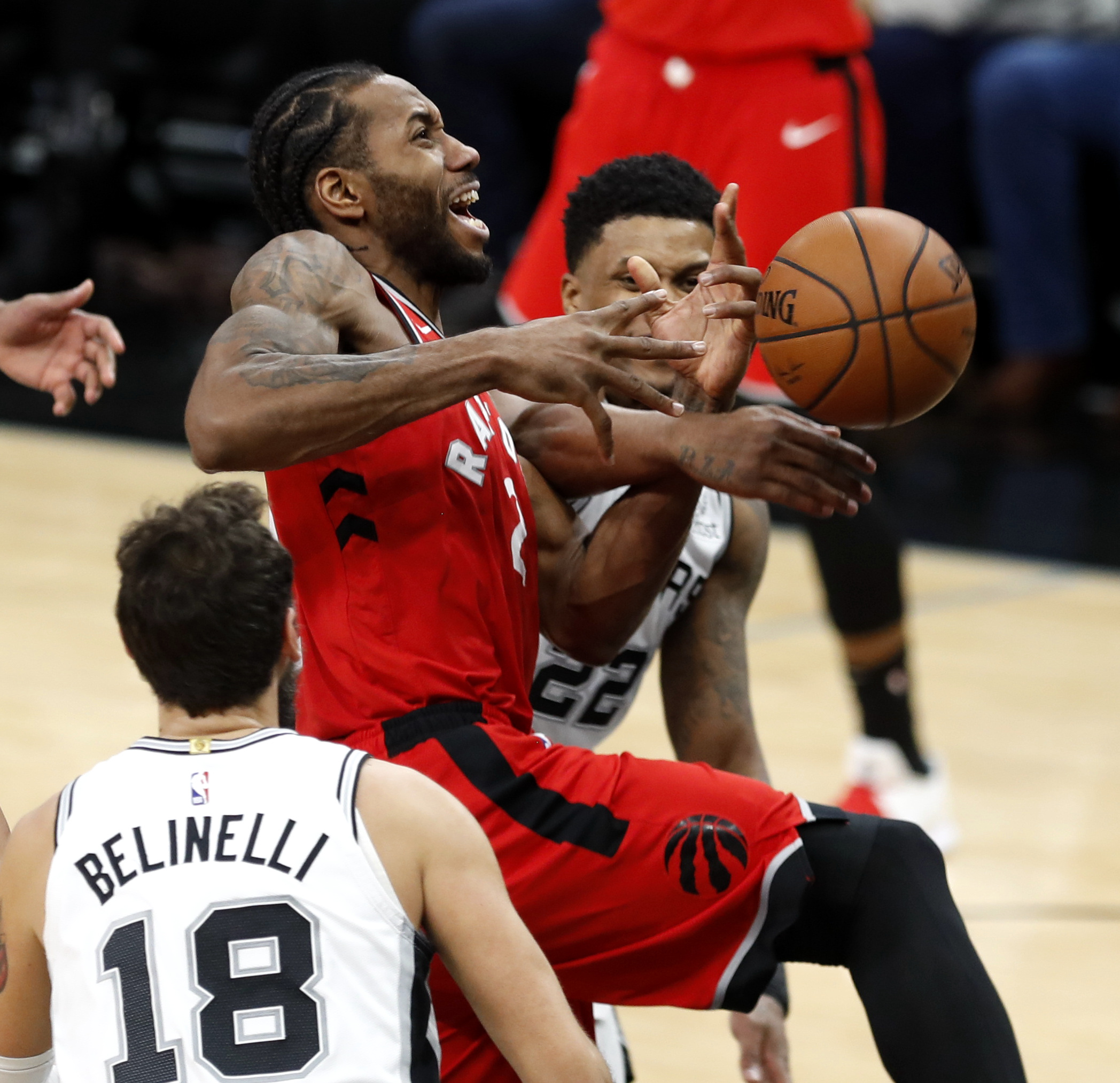 爱游戏体育官网-猛龙再胜马刺，西亚卡姆发挥出色