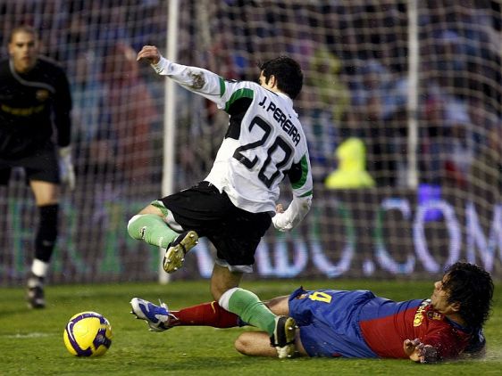 多位巴萨球员受伤苦战达尔贝斯