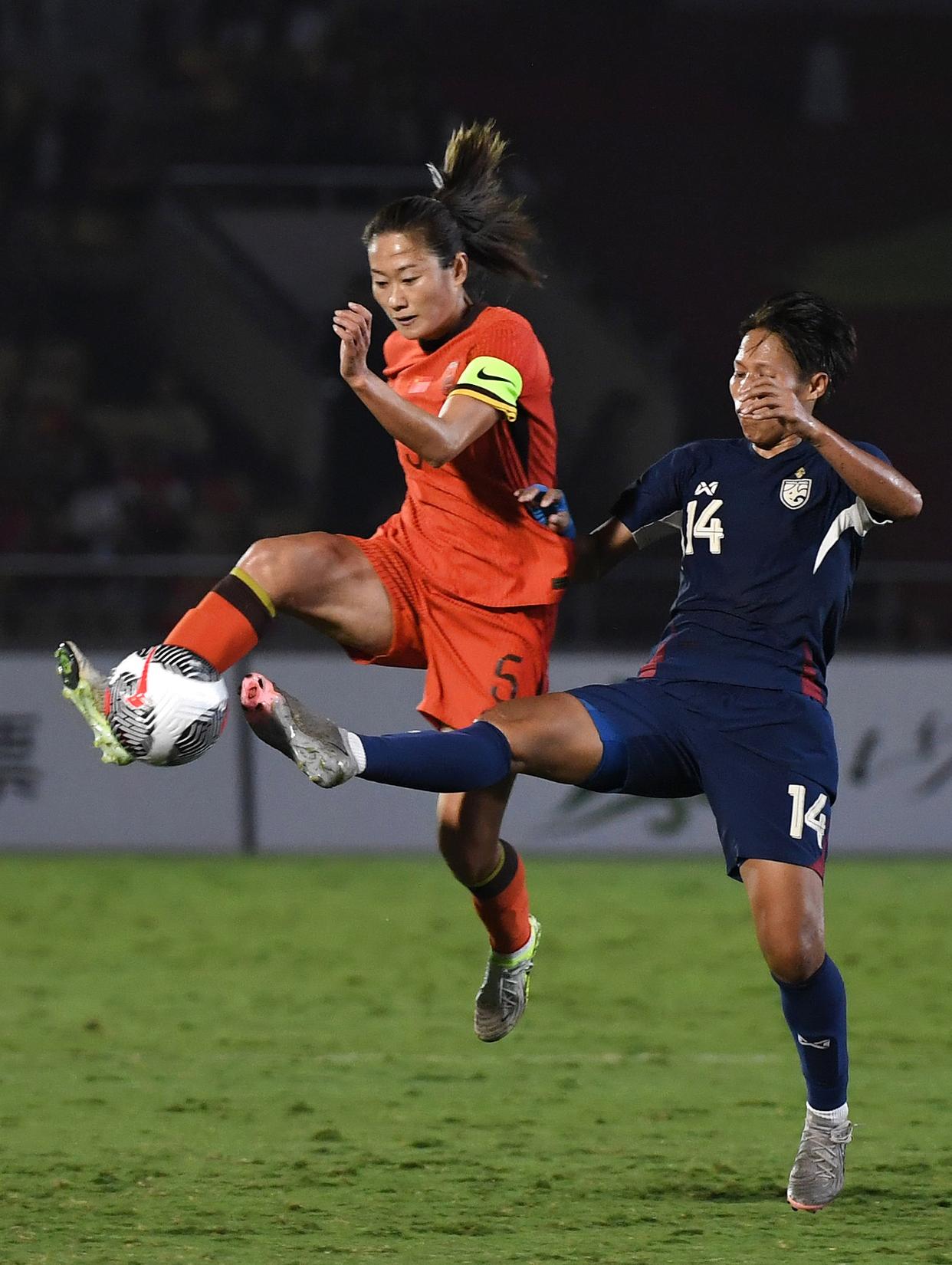 包含足球盛宴：女子锦标赛决赛精彩瞬间回顾和赛事回顾的词条