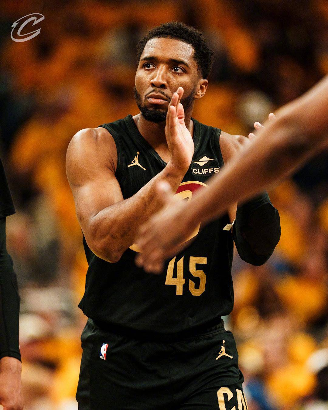 爵士大胜马刺,米切尔砍下分 爵士大胜马刺,米切尔砍下分