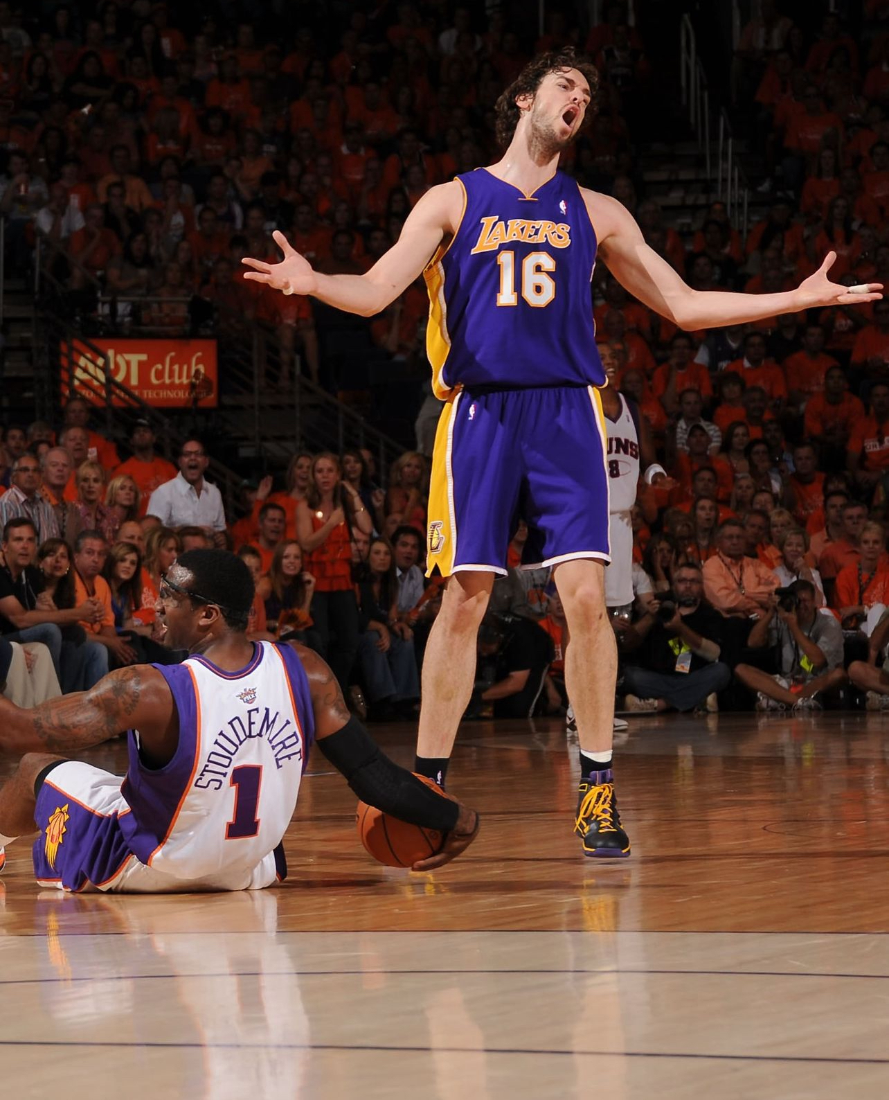 太阳主场战胜湖人菲尼克斯太阳队在主场战胜洛杉矶湖人，取得胜利的简单介绍