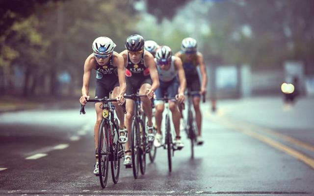 爱游戏亚洲官网-包含铁人三项赛竞争激烈，运动员体能超群的词条